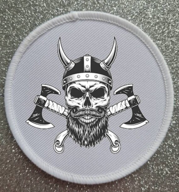 Un crâne avec des cornes crâne viking avec un dessin vectoriel de
