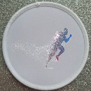 Puede incluir: Parche redondo de tela blanca con una silueta azul, rosa y blanca de un corredor. El corredor se representa en una pose dinámica, con un rastro de puntos blancos detrás de él.