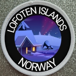 Könnte beinhalten: Ein weißer runder Patch mit schwarzem Text und einem schwarzen Kreis in der Mitte. Der Text lautet "Lofoten Islands Norway". Der schwarze Kreis enthält ein Cartoon-Bild eines schneebedeckten Häuschens mit einem violetten Himmel und einem rosa Nordlicht im Hintergrund.