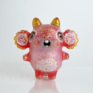 Figura de criatura fantástica de arcilla polimérica, arte de escritorio