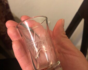 Specialetsade snapsglas för lag/sport