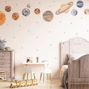 WandSticker4U®- XL Wandtattoo ASTRONAUT FLIEGT I Wandbilder: 84x125 cm I  Wandsticker Kinderzimmer Junge Planeten Weltall Weltraum Mond Aufkleber I  Wand Deko für Jugend-zimmer Jugendlich 