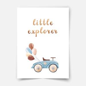 Op de afbeelding: Een aquarel-illustratie van een blauwe speelgoedauto met bruine en blauwe ballonnen die aan de achterkant zijn bevestigd. De tekst "little explorer" is in gouden letters boven de auto geschreven.