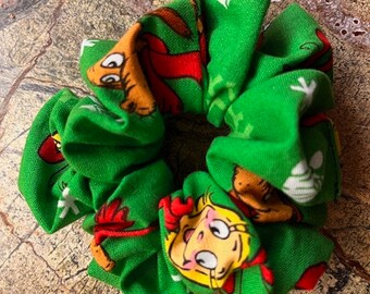 Grinch-scrunchie: Grinch, Max, Cindy Lou Who met witte cadeaus en sneeuwvlokken