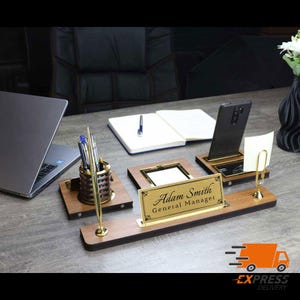 Personalisiertes Luxus Schreibtisch-Namensschild | Schreibtisch Namensschild aus Holz mit Stift und Kartenhalter, Schreibtisch Namensschild, Büroschild, Schreibtischschild