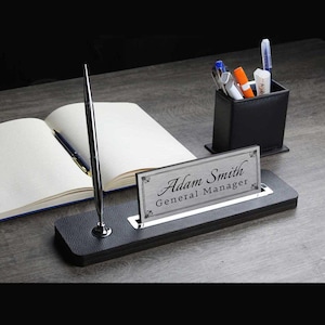 Placa de identificação de mesa personalizada | Placa de identificação de mesa de couro sintético preto com suporte para caneta, placa de identificação de mesa personalizada, placa de escritório, placa de mesa