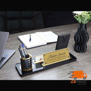 Personalisiertes Luxus Schreibtisch-Namensschild | Schwarz Holz Schreibtisch Namensschild mit Stift und Kartenhalter, Schreibtisch Accessoires, Büroschild, Schreibtischschild