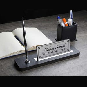Personalisierte Schreibtisch Namensschild | Schwarzes Kunstleder Schreibtisch Namensschild mit Stifthalter, Custom Schreibtisch Namensschild, Büroschild, Schreibtischschild
