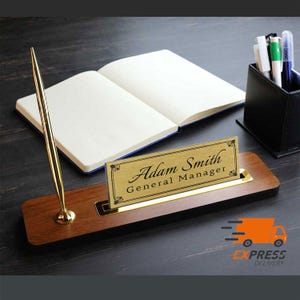 Placa de identificação de mesa de madeira de nogueira personalizada, presente de novo emprego, acessórios de mesa de escritório, conjunto organizador de mesa, caneta de assinatura, placa de identificação de mesa