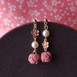 Pendientes asimétricos tejidos a mano con Mizuhiki japonés - Rosa rosa / Verde claro / Amarillo