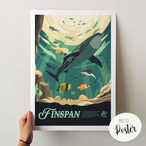 Könnte beinhalten: Ein mattes Poster mit einer Unterwasserszene mit einem Walhai, verschiedenen Fischen und Korallen. Das Poster trägt das Wort "FINSPAN" am unteren Rand. Das Poster wird von einer Person gehalten. Es ist ein dekoratives Objekt.
