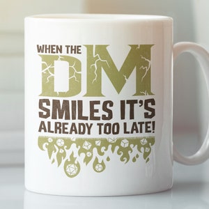 När DM ler är det redan för sent! / Keramisk mugg 340 ml / Dungeons & Dragons, RPG, Brädspel, Gaming, Fantasy, Gåva