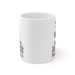 Pu&ograve; includere: Tazza da caff&egrave; in ceramica bianca con una grafica marrone e blu di una persona che tiene un cartello che dice "Paralisi da analisi - Lo fai ancora o stai pensando?"