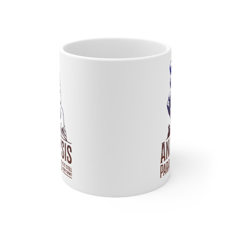Pu&ograve; includere: Tazza da caff&egrave; in ceramica bianca con una grafica marrone e blu di una persona che tiene un cartello che dice "Paralisi da analisi - Lo fai ancora o stai pensando?"