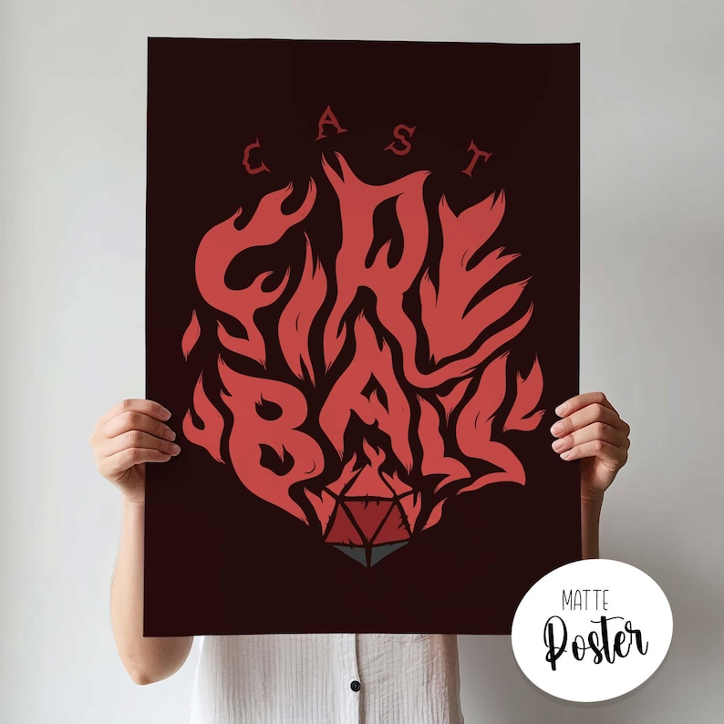 以下が含まれることがあります： 暗い赤色の背景に「CAST FIRE BALL」の文字が炎のような書体で描かれたマットポスター。デザインには、下部に赤とグレーのD20サイコロ、白い円に「MATTE Poster」と書かれています。