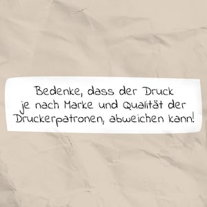May include: A rectangular white sign with black handwritten text on a beige, crumpled paper background. The text reads: "Bedenke, dass der Druck je nach Marke und Qualit&auml;t der Druckerpatronen, abweichen kann!"
