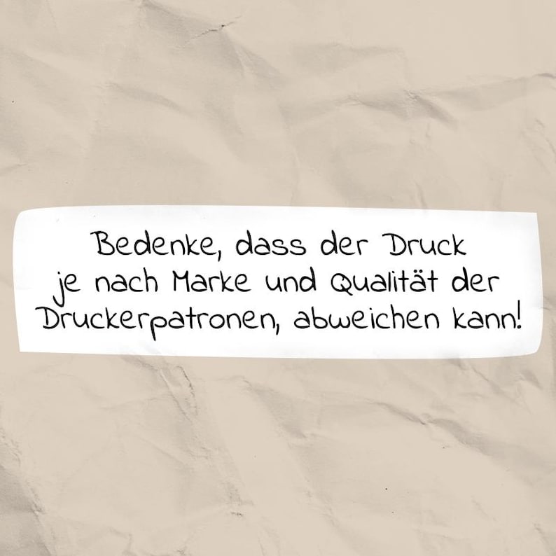 May include: A rectangular white sign with black handwritten text on a beige, crumpled paper background. The text reads: "Bedenke, dass der Druck je nach Marke und Qualit&auml;t der Druckerpatronen, abweichen kann!"