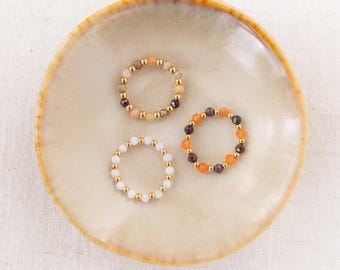 Elastische parelring van natuursteen – delicate ring met gefacetteerde edelsteenkralen in goud of zilver, diverse uitvoeringen