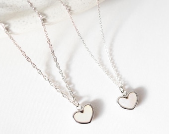 Hartvormige halsketting in zilver, delicate hartvormige halsketting van parelmoer en roestvrij staal, schakelketting naar keuze