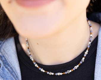 Natuurstenen kralenketting met Dalmatische jaspis, lapis lazuli en tijgeroog in blauw, wit en bruin.