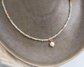 Collana di perle realizzata con perle di pietra naturale e pendente di perle d'acqua dolce, collana di perle colorate, collana con perle, Collana di perle, MadeByResa