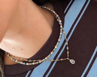 Fijne gouden ketting met een druppelvormige hanger van blauwe agaat, IP-verguld roestvrij staal.