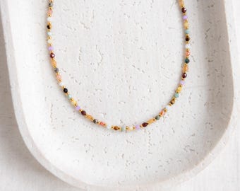 Fijne, kleurrijke kralenketting van natuurstenen en roestvrij staal met gouden of zilveren details, gelaagde ketting, een leuk cadeau-idee voor haar.