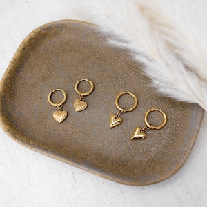 Goldene Ohrringe mit Herz-Anhänger, Herz Ohrringe aus Edelstahl, Schmuck Geschenke für Frauen, MadeByResa