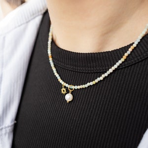 Perlenkette aus Natursteinperlen und Süßwasserperlen Anhänger, bunte Perlenkette, Halskette mit Perlen, Pearl Necklace, MadeByResa Bild 5