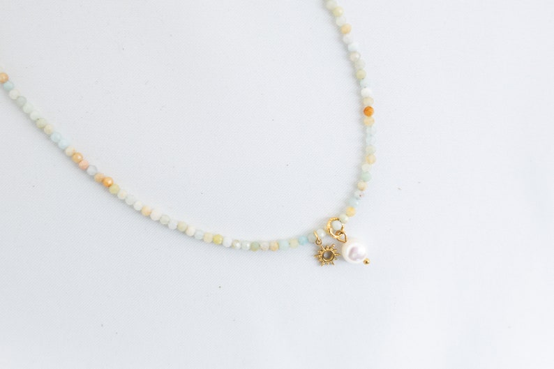 Perlenkette aus Natursteinperlen und Süßwasserperlen Anhänger, bunte Perlenkette, Halskette mit Perlen, Pearl Necklace, MadeByResa Bild 8