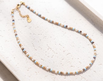 Parelketting met zoetwaterparels, natuurstenen en Miykuki-kralen in blauwe, bruine en witte tinten.