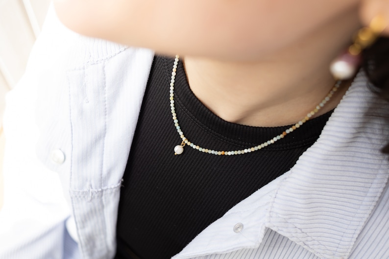 Perlenkette aus Natursteinperlen und Süßwasserperlen Anhänger, bunte Perlenkette, Halskette mit Perlen, Pearl Necklace, MadeByResa Bild 3