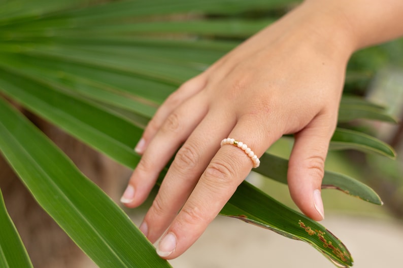 Pearl ring made of glittering faceted pearls, filigree pearl ring, elastic pearl ring, MadeByResa image 8