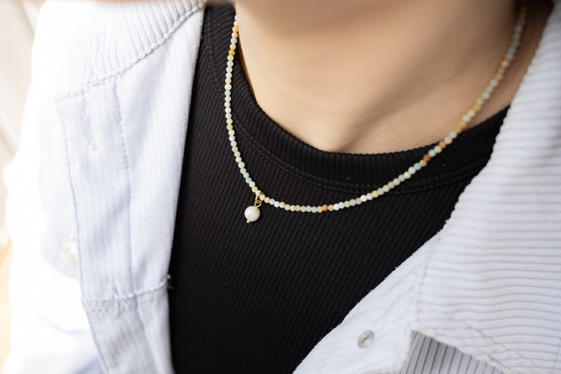 Perlenkette aus Natursteinperlen und Süßwasserperlen Anhänger, bunte Perlenkette, Halskette mit Perlen, Pearl Necklace, MadeByResa Bild 7