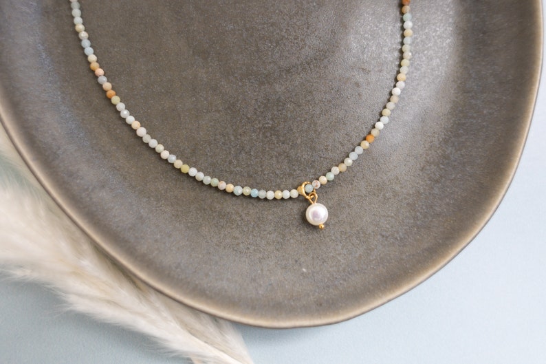 Perlenkette aus Natursteinperlen und Süßwasserperlen Anhänger, bunte Perlenkette, Halskette mit Perlen, Pearl Necklace, MadeByResa Perle