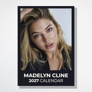 Può includere: Un calendario da parete rettangolare con un ritratto di Madelyn Cline con lunghi capelli biondi. Il testo MADELYN CLINE 2027 CALENDAR è stampato in lettere maiuscole bianche su uno sfondo nero nella parte inferiore della copertina.