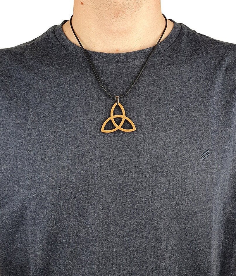 Collar triquetra Clearance