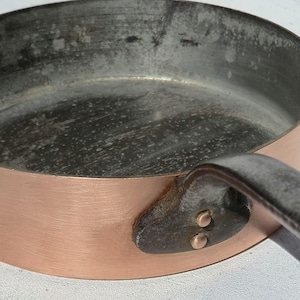 Vintage Franse koperen kookpan, sauteerpan, Villedieu, met tinnen binnenkant, 24,4 cm, 2 kg