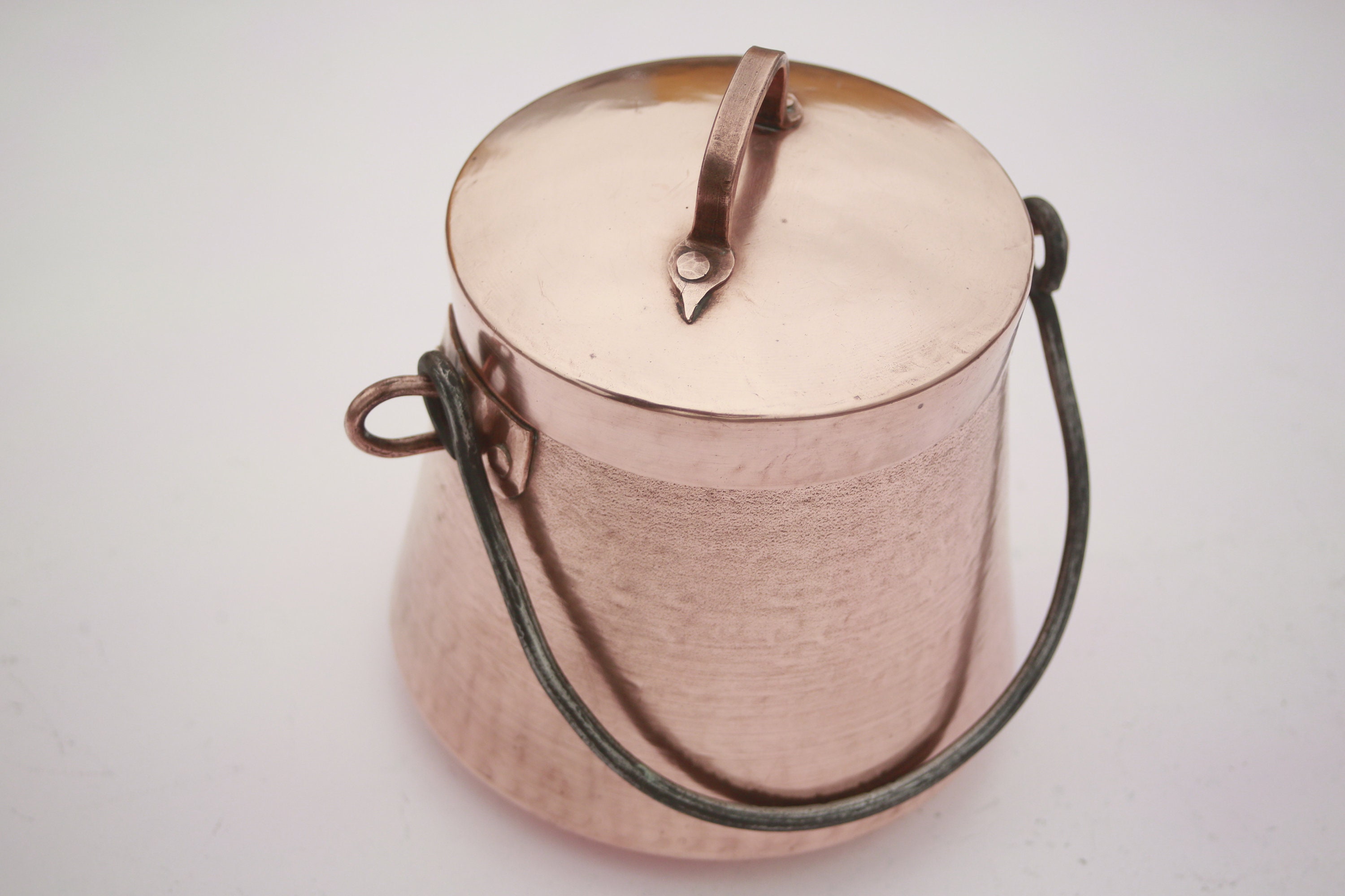 Vintage 7 1/2 Français Chaudron en Cuivre avec Couvercle, Poignée de Balançoire Fer, Martelé, Ferme