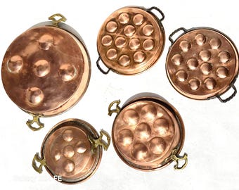 Utensilios de cocina franceses antiguos de cobre, caracoles, moldes.