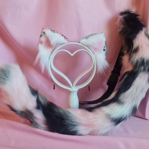 Staart en oren van pastelkleurige lapjeskatten