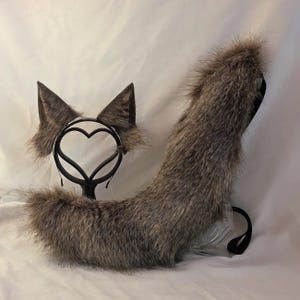 Niestandardowy ogon i uszy wilka