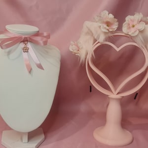 Orejas de gato rosa y gargantilla