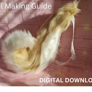 以下が含まれることがあります： 白いストラップが付いた、ふわふわのタンと白のフェイクファーの尻尾。尻尾はピンクのレンガの背景に表示され、画像の上部と下部に「Tail Making Guide」と「DIGITAL DOWNLOAD」のテキストが表示されています。