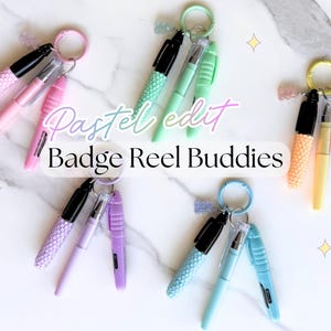 Może przedstawiać: Pastelowe breloczki do identyfikatorów z długopisami i zakreślaczami. Obraz przedstawia kilka breloczków z długopisami i zakreślaczami w różnych pastelowych kolorach, w tym różowym, zielonym, fioletowym i niebieskim. Wyświetlany jest tekst "Pastel edit Badge Reel Buddies".