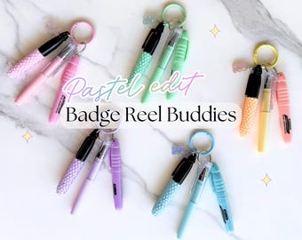 パステルバッジキーチェーンアクセサリーセット | ミニキラキラシャーピー（チャーム付き）、ミニペン、蛍光ペン | ナースバッジバディ | 先生へのギフト