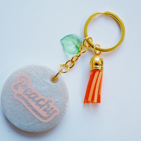 Porte-clés Peachy | | cadeau aux fruits de pêche | esthétique de couleur abricot Porte-clés en résine vinyle avec breloques 1.75 »