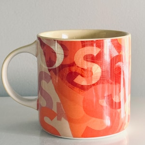 Caneca de café e chá vermelha estética da letra S da Anthropologie Lottie