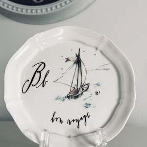 Linea Carta par Dina Pyari, assiette Letter B, Bon Voyage, par Anthropologie