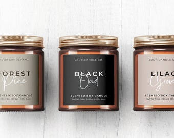 Puede incluir: Tres velas perfumadas de soja en frascos de vidrio con tapas doradas. Las etiquetas dicen "Forest Pine", "Black Oud" y "Lilac Grove". Cada vela pesa 1417g y tiene un tiempo de combustión de 60 horas. La marca "Your Candle Co." está en la parte superior de cada etiqueta.